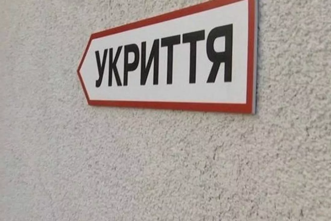 У Києві вже півроку не працюють QR-коди з мапою укриттів на зупинках громадського транспорту