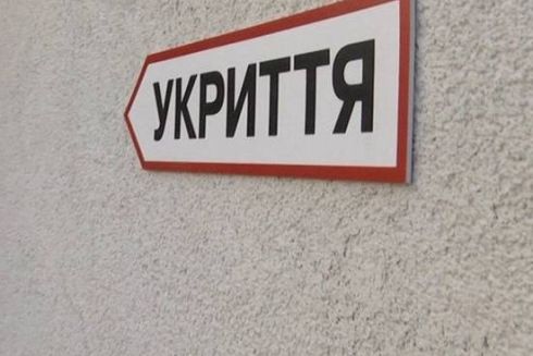 У Києві вже півроку не працюють QR-коди з мапою укриттів на зупинках громадського транспорту