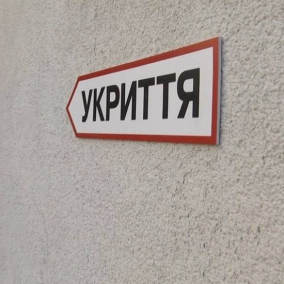 У Києві вже півроку не працюють QR-коди з мапою укриттів на зупинках громадського транспорту