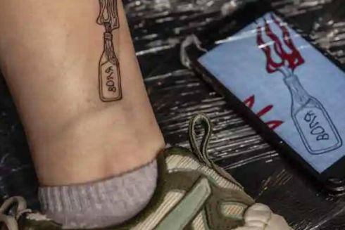 The Guardian написав про київських тату-майстрів, які роблять татуювання за донати для ЗСУ