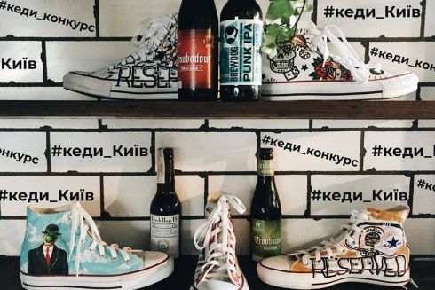 На Бессарабке открыли первый в Киеве паб «Кеды искусствоведа»