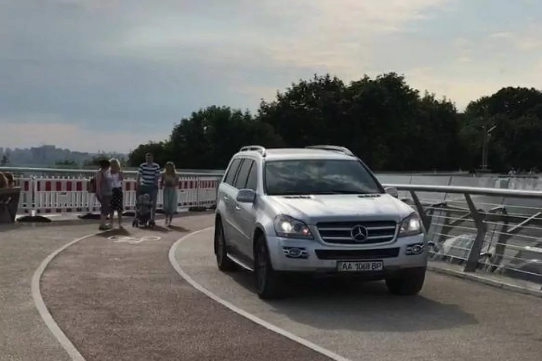 По &laquo;мосту Кличко&raquo; проехался Mercedes: полиция выяснила, кто это сделал