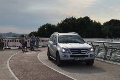 По «мосту Кличко» проїхався Mercedes: поліція з'ясувала, хто це зробив