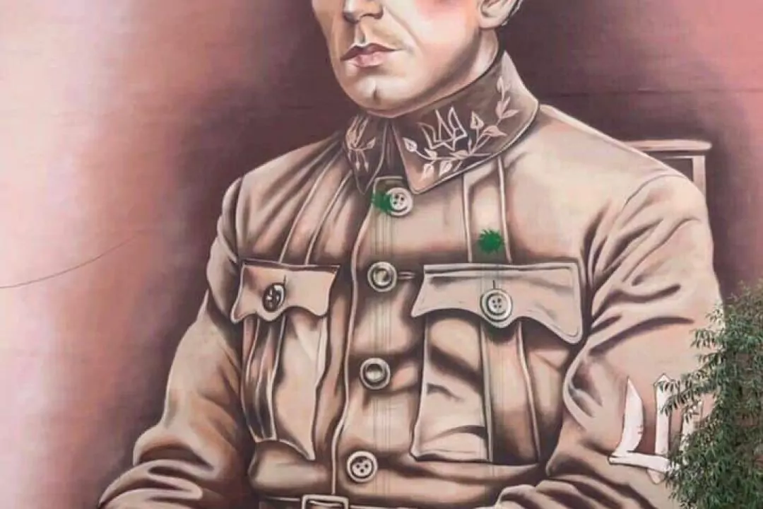 Мурал з Петлюрою у Києві обстріляли зеленою фарбою
