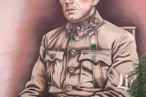 Мурал з Петлюрою у Києві обстріляли зеленою фарбою