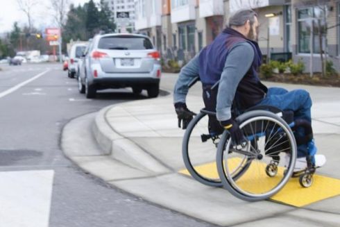 Кияни закликають виділити 5% міського бюджету на наземні переходи й безбар’єрні трамвайні платформи