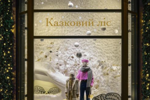 Столичный ЦУМ представил рождественские арт-витрины, посвященные краснокнижным животным