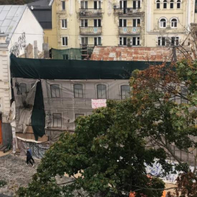 Активісти закликають зняти рекламні банери з фасадів історичних будівель Києва — петиція