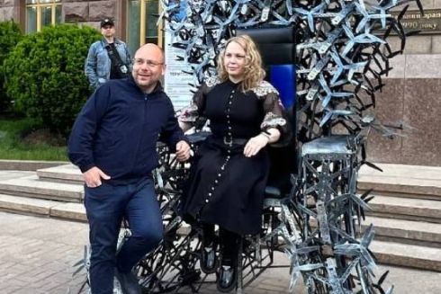 На Хрещатику біля будівлі КМДА встановили трон із залізних дронів: фото