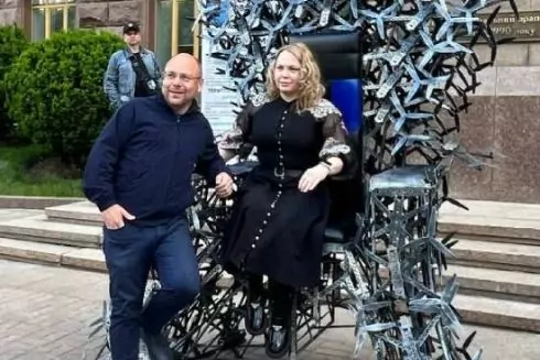 На Хрещатику біля будівлі КМДА встановили трон із залізних дронів: фото