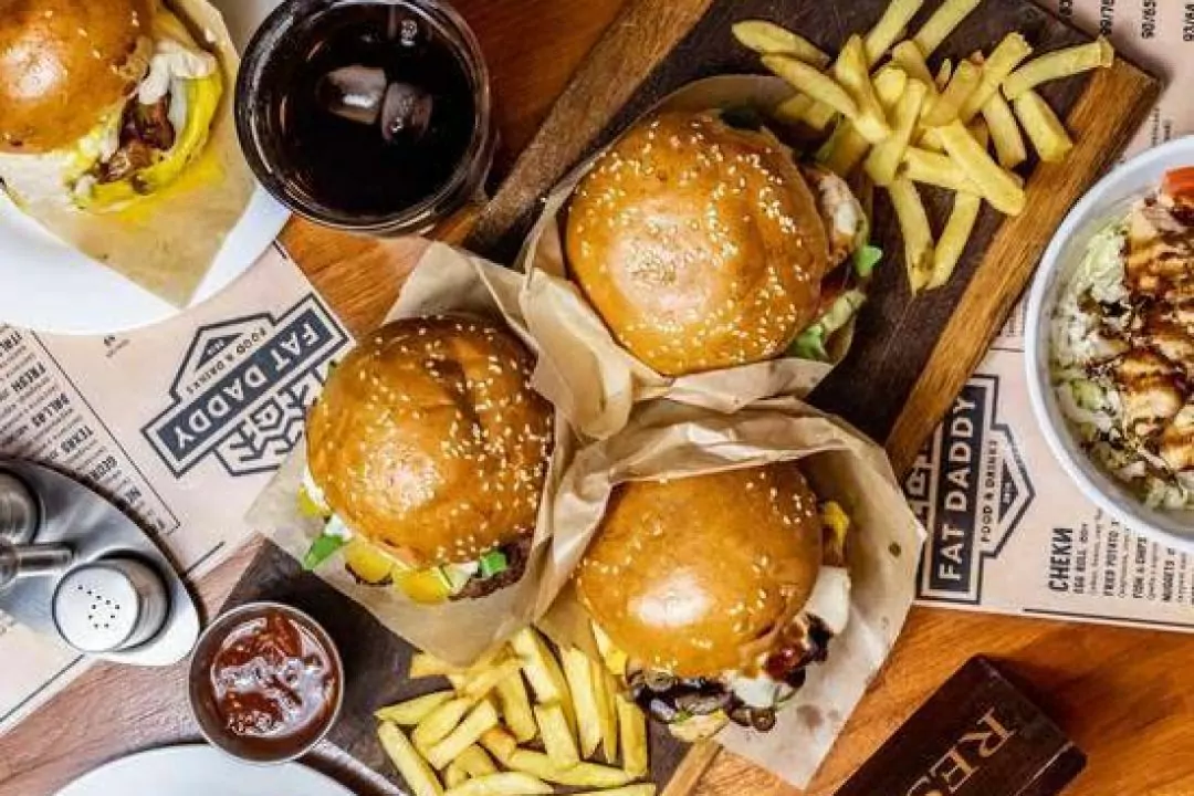 На Осокорках открылись Fat Daddy Burgers с 26 видами бургеров