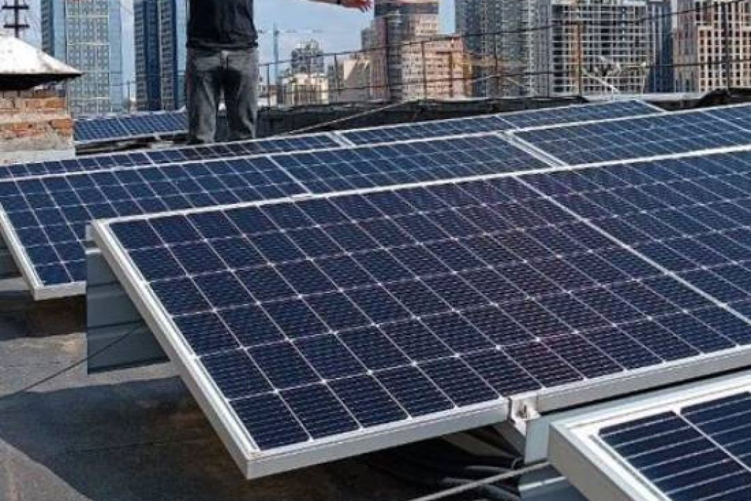Жителі 16-поверхівки у центрі Києва встановили сонячну електростанцію на даху