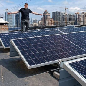 Жителі 16-поверхівки у центрі Києва встановили сонячну електростанцію на даху