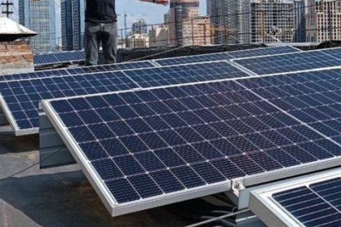 Жителі 16-поверхівки у центрі Києва встановили сонячну електростанцію на даху