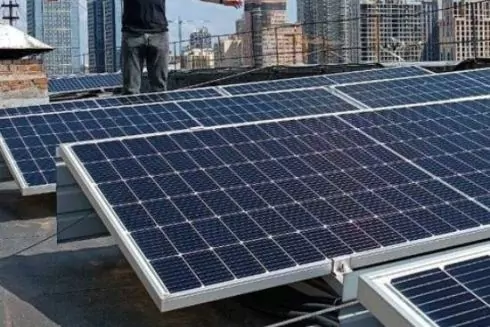 Жителі 16-поверхівки у центрі Києва встановили сонячну електростанцію на даху