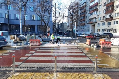 На Севастопольской площади обустраивают повышенный велопешеходный переход