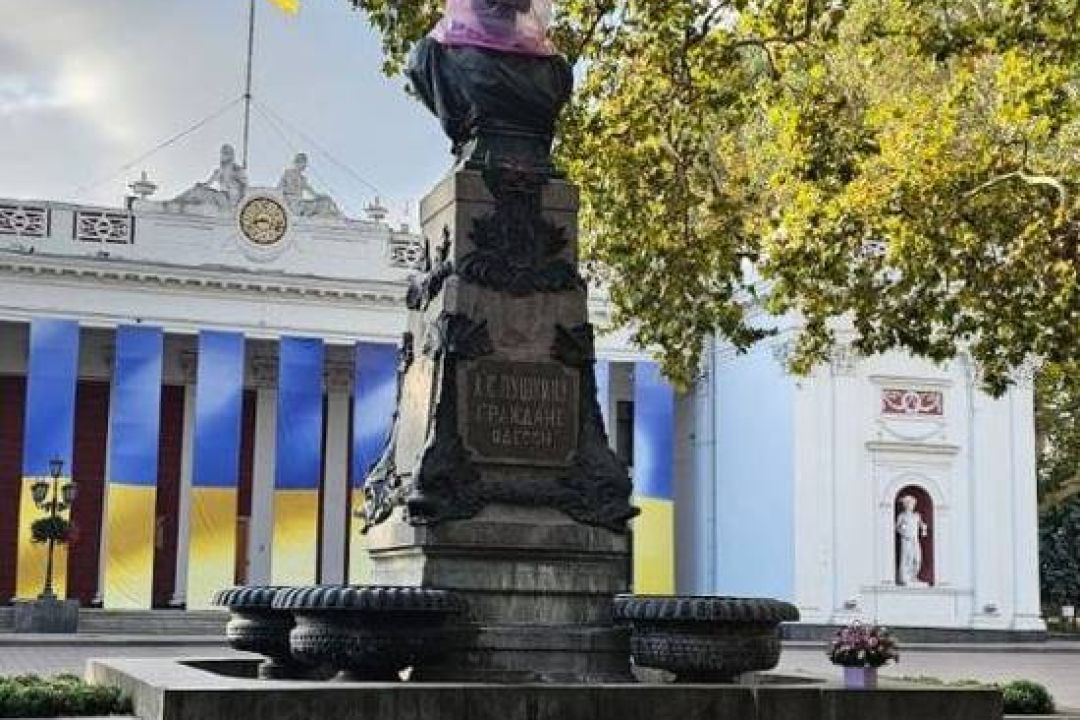 У центрі Одеси активісти прикрили пакетом бюст Пушкіна та закликали демонтувати пам'ятник