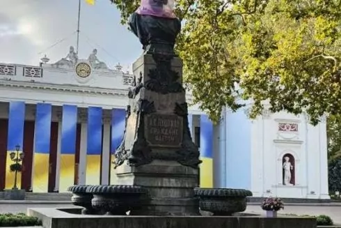У центрі Одеси активісти прикрили пакетом бюст Пушкіна та закликали демонтувати пам'ятник