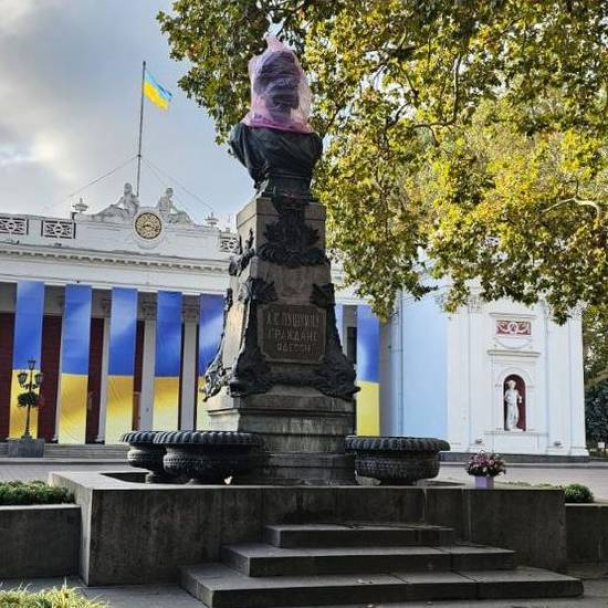 У центрі Одеси активісти прикрили пакетом бюст Пушкіна та закликали демонтувати пам'ятник