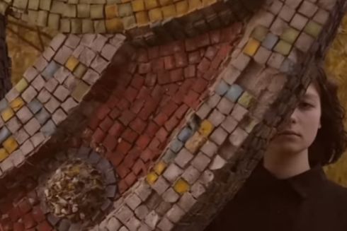 Украинская группа сняла клип на фоне мозаичных скульптур в Ровно и призвала их сохранить