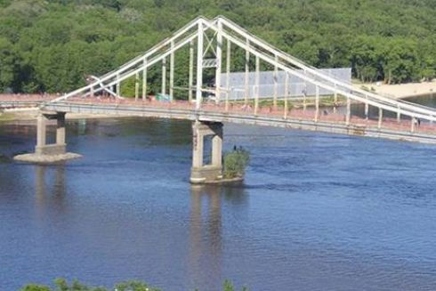 В Киеве обвалилась часть Пешеходного моста на Труханов остров