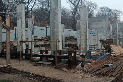 На Байковому кладовищі на місці туалету будують будівлю з фундаментом: подробиці