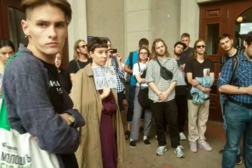 Через 2 месяца после захвата у кинотеатра &laquo;Киев&raquo; устроили протест