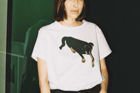 Бренд bobkova выпустил коллекцию футболок с изображениями собак из приютов