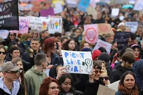 Популярность 8 марта в Украине снизилась с 34% до 25% за два года