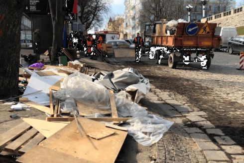 На Андреевском спуске снесли сувенирные МАФы