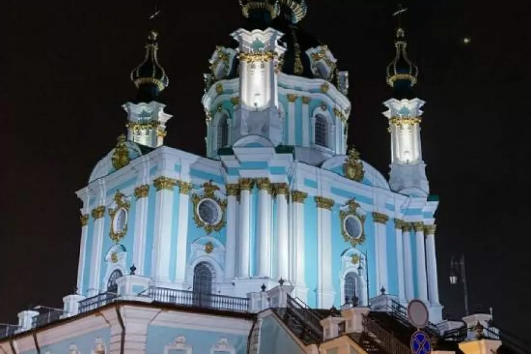 У Києві вперше за понад два роки перерви підсвітили Андріївську церкву