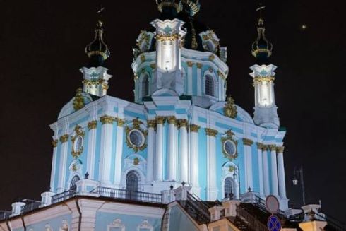 У Києві вперше за понад два роки перерви підсвітили Андріївську церкву