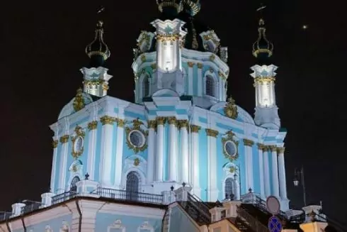У Києві вперше за понад два роки перерви підсвітили Андріївську церкву