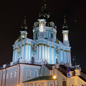 У Києві вперше за понад два роки перерви підсвітили Андріївську церкву