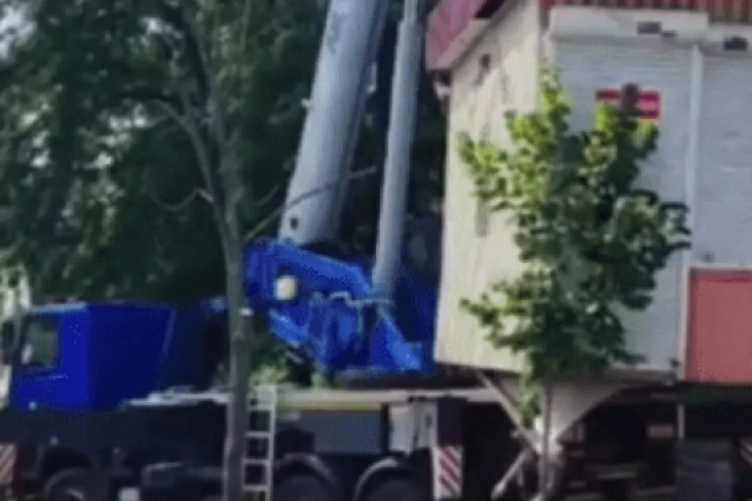 На площі Тараса Шевченка демонтували 15 МАФів. Замість них облаштують зелені зони