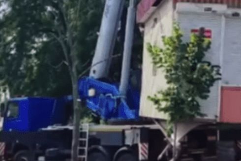 На площі Тараса Шевченка демонтували 15 МАФів. Замість них облаштують зелені зони