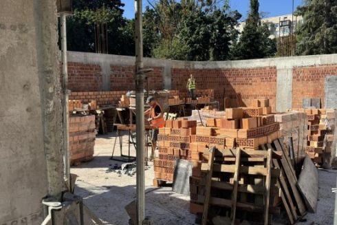 Дивіться, як у Києві відновлюють після російської атаки пансіонат ветеранів праці