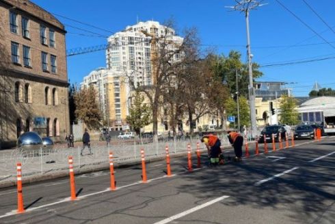 Біля Арсенальної встановили делінеатори проти стихійного паркування: фото