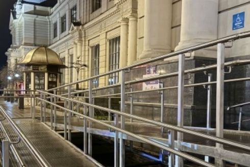 На головному вході вокзалу у Львові встановили пандус: фото