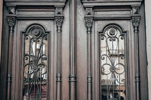 У Львові відреставрували історичну дубову браму на вулиці Грушевського: фото