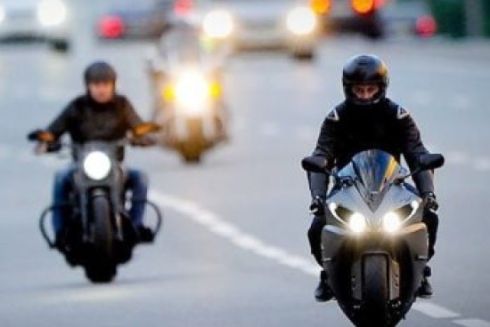 Мотоциклістам і мопедистам дозволили їздити смугою громадського транспорту