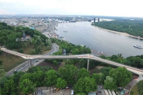 КГГА инициирует прекращение договора с арендатором земли под &laquo;Стеклянным&raquo; мостом