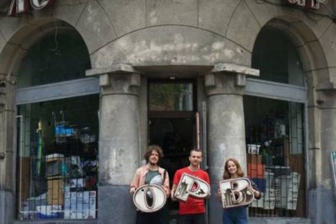 У Львові розпочали роботи із відновлення історичної вивіски магазину &ldquo;Електротовари&rdquo;