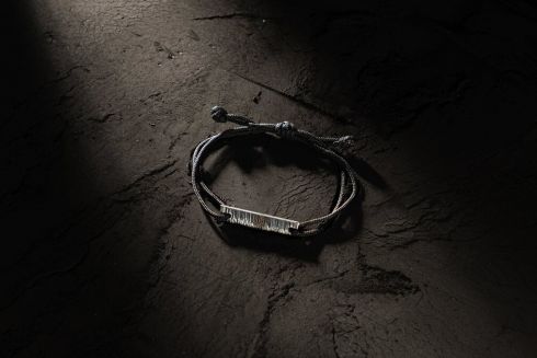 Запустили в продажу последний тираж браслетов из металла «Азовстали». Их изготовили из надписи «Верю в ВСУ»