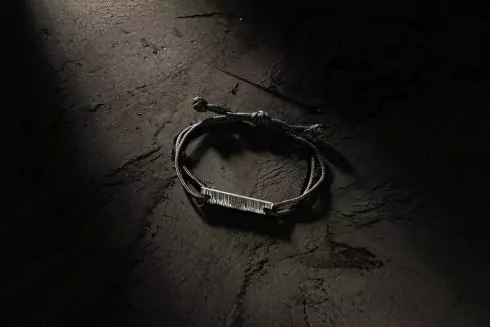 Запустили у продаж останній наклад браслетів з металу &laquo;Азовсталі&raquo;. Їх виготовили з напису &laquo;Вірю в ЗСУ&raquo;