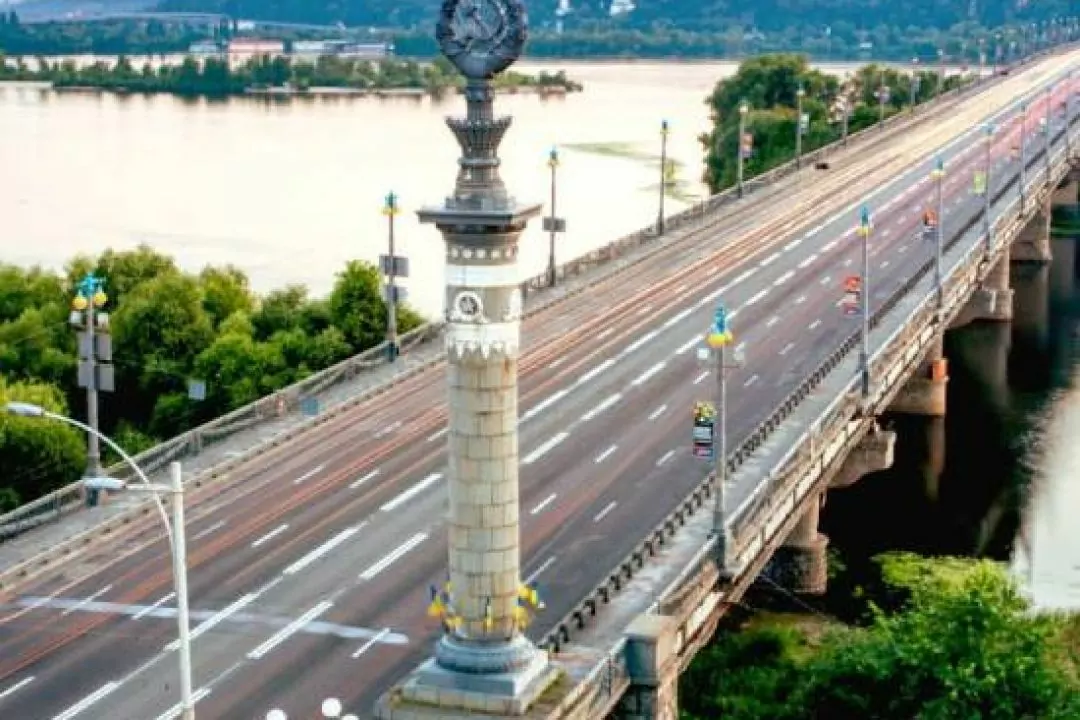 Хто та коли має демонтувати символіку СРСР з мосту Патона &mdash; відповідь КМДА