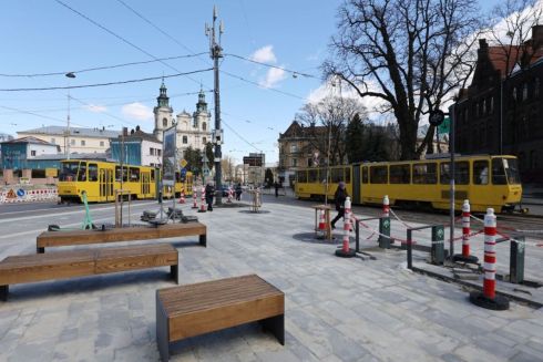 Вуличні меблі та зарядні станції: Дивіться, як у Львові реконструювали перехрестя