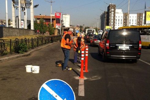 На Южном вокзале установили антипарковочные разграничительные столбики