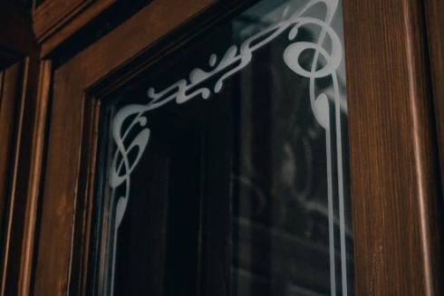 Во Львове отреставрировали исторические двери-веер на улице Севастопольской