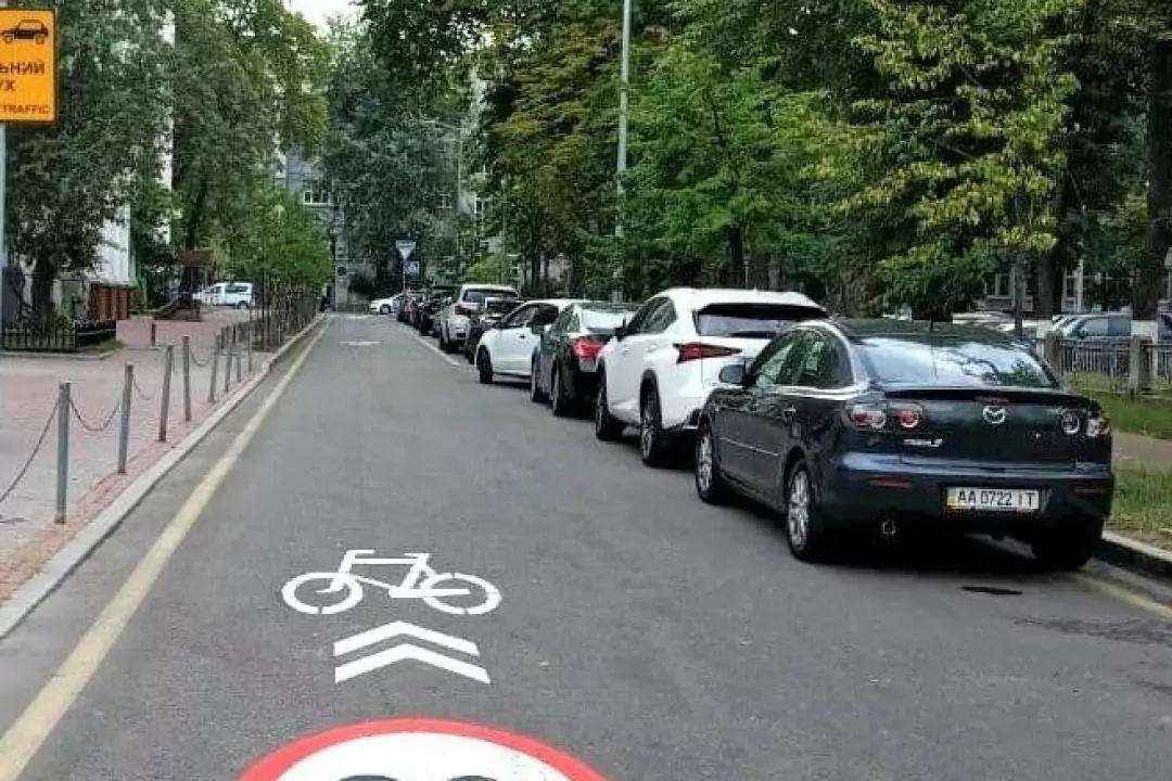 В Киеве обустроили первую в Украине совместную дорогу для мотоциклов и велосипедов